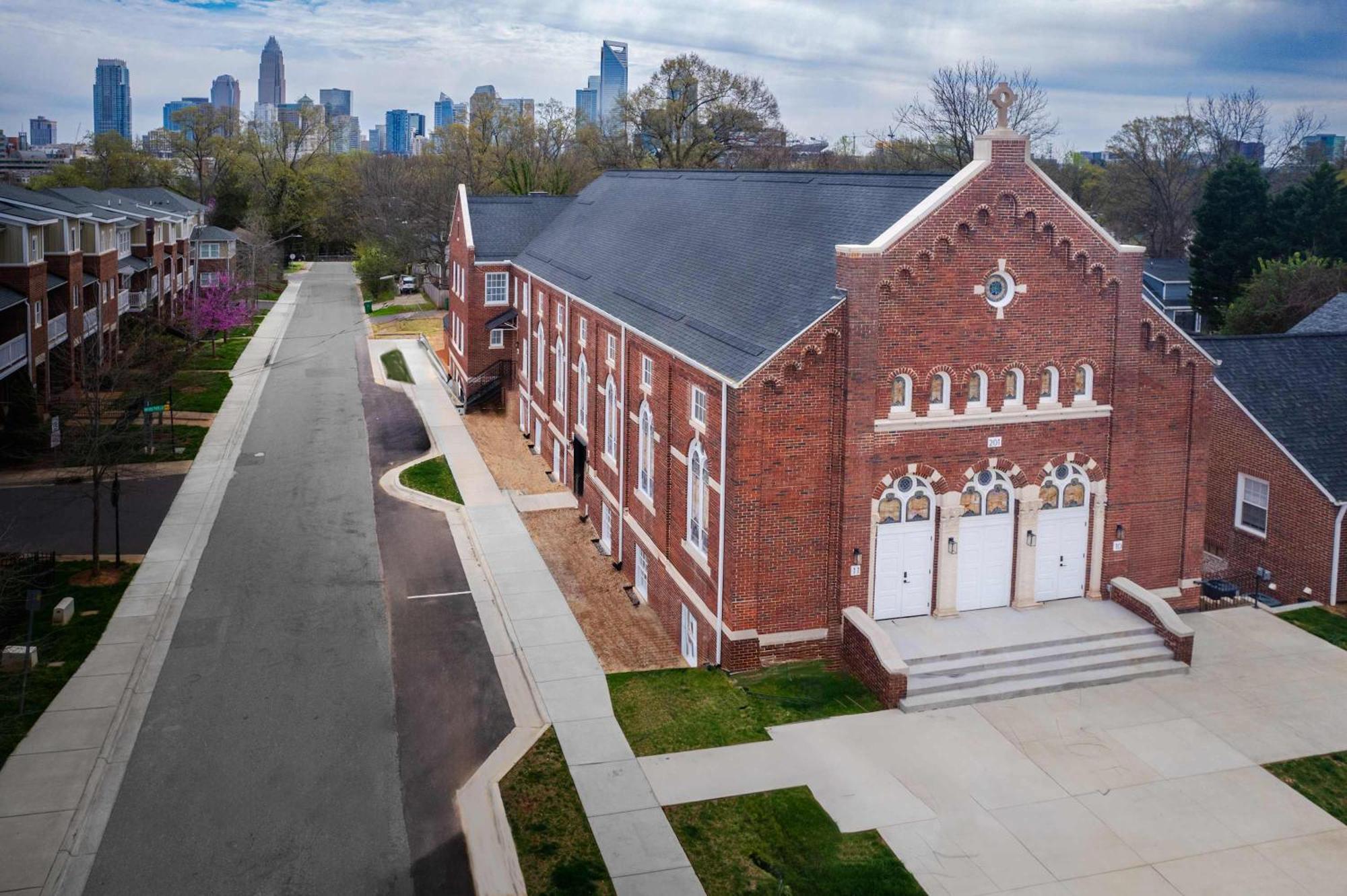 Luxury Rooftop Townhome In Restored Church 5 Mins To Dt Holiday home